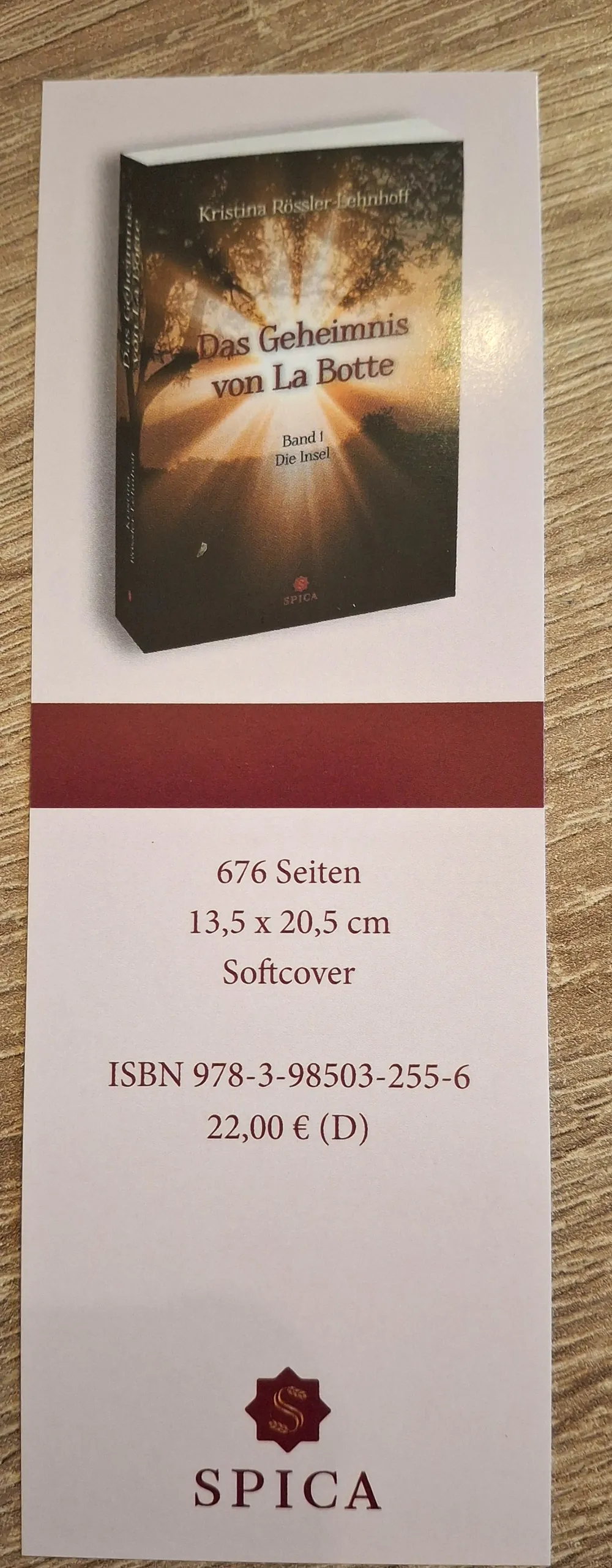 Aufsteller mit Buch und Angaben: 676 Seiten, ISBN 978-3-98503-255-6, 22,00 €