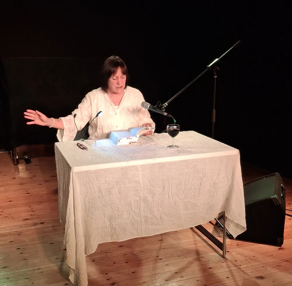 Kristina Rössler-Lehnhoff liest in Berlin auf der Bühne aus „Das Geheimnis von La Botte“