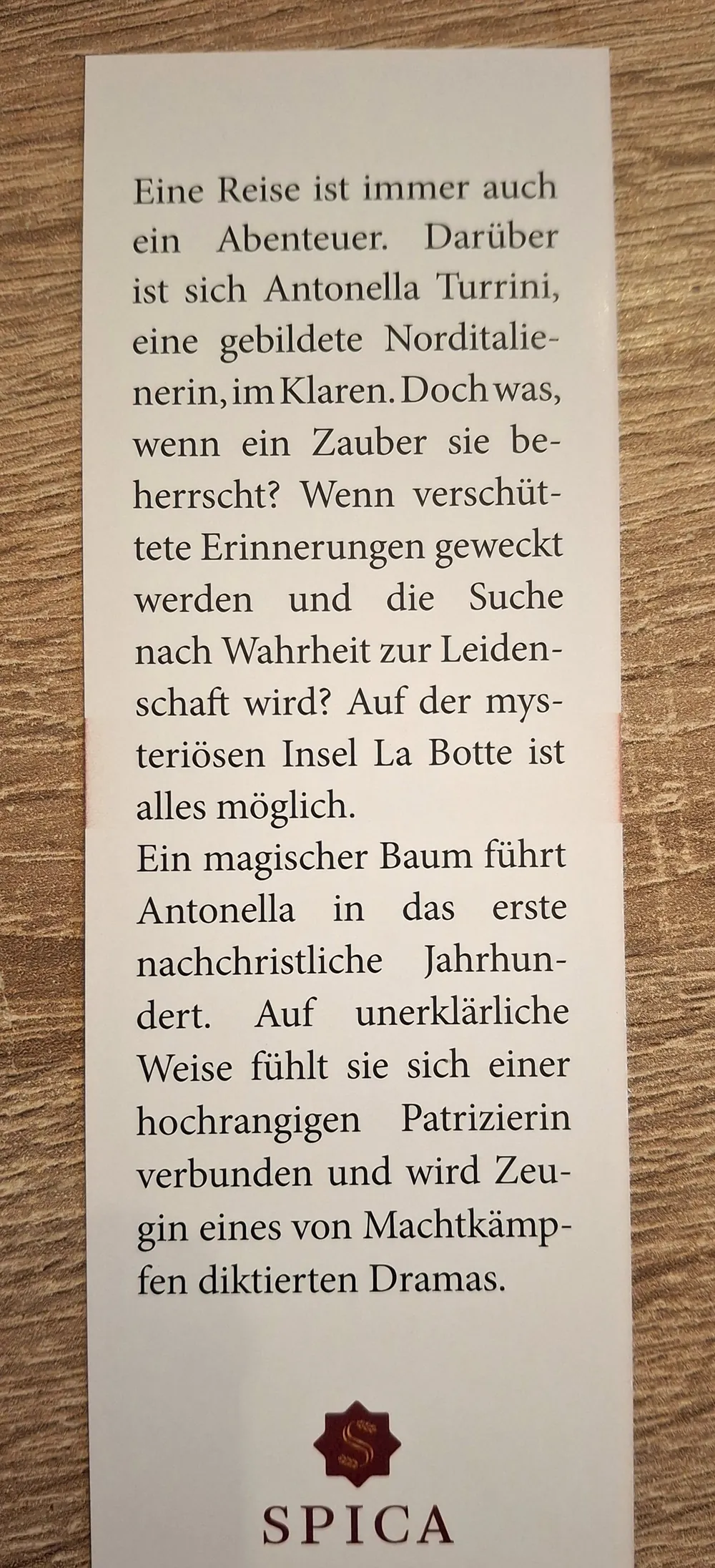 Klappentext von „Das Geheimnis von La Botte“ auf einem Aufsteller
