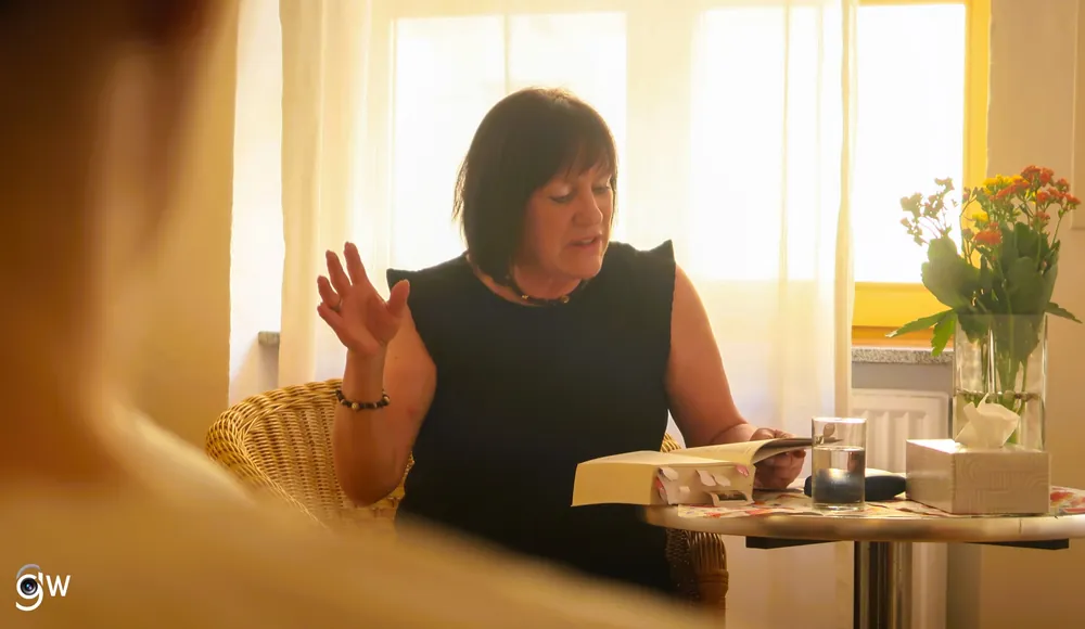 Kristina Rössler-Lehnhoff liest am Tisch bei der Buchpräsentation