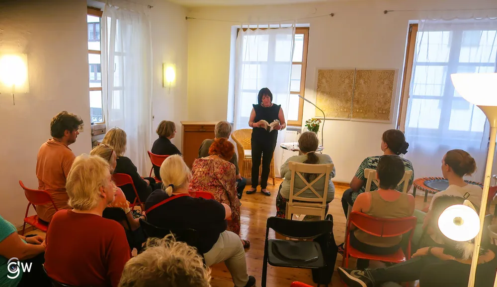 Buchpräsentation: Publikum im Saal, Kristina Rössler-Lehnhoff liest vorn