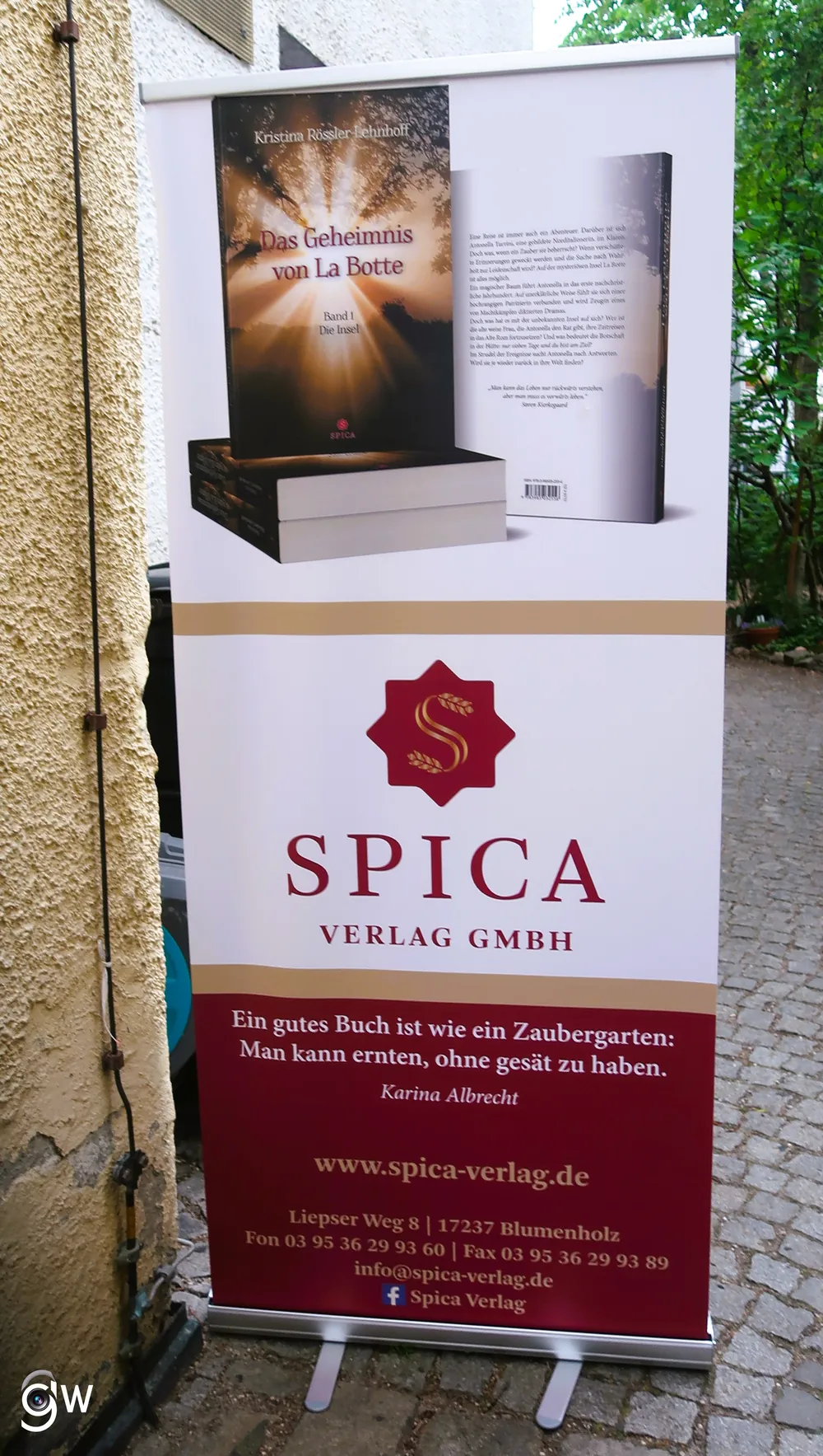 Aufsteller des Spica Verlags mit dem Roman „Das Geheimnis von La Botte“