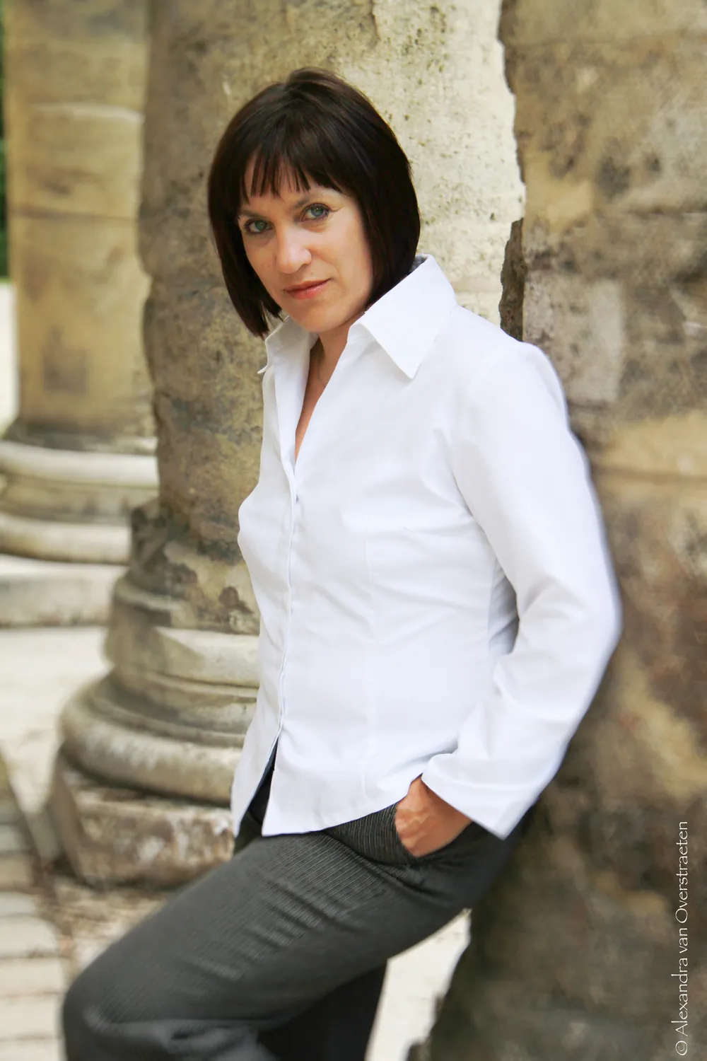 Kristina Rössler-Lehnhoff in weißer Bluse an einer Säule